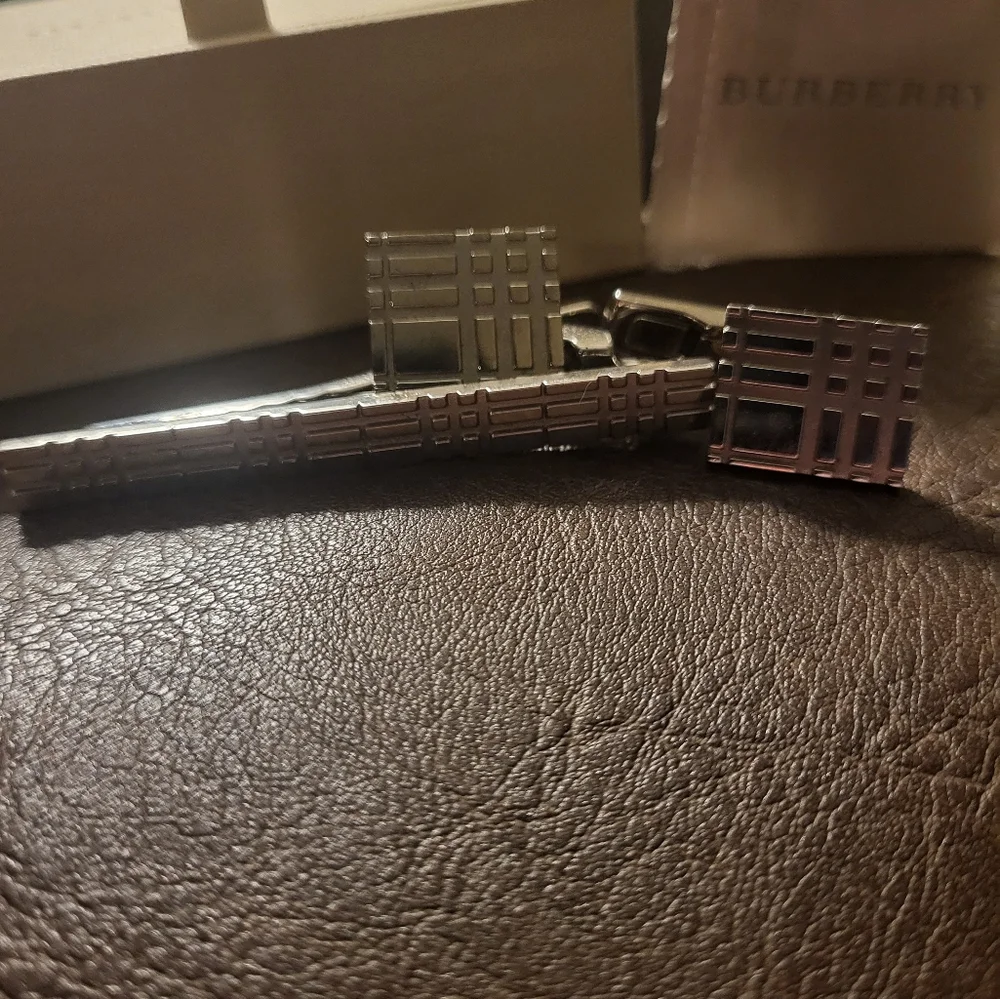 Burberry Stainless Steel Men's Cufflinks And Tie Bar Set W/ Fragrance Sample - Picture 3 of 9